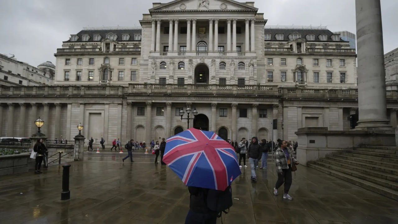 UK Budget Deficit Widens, Pressuring Chancellor Reeves