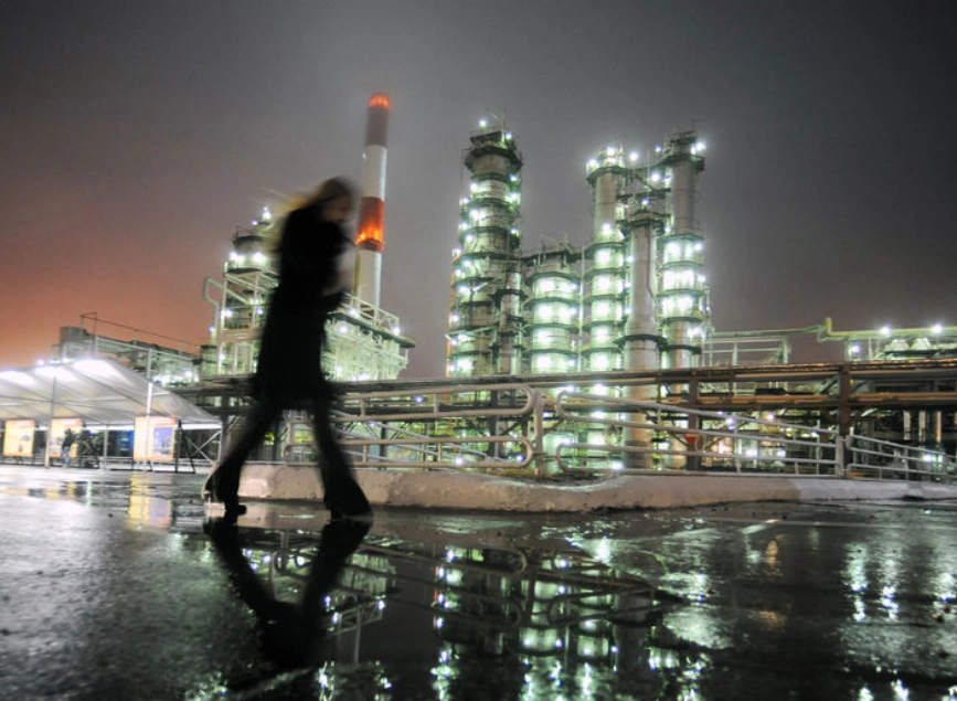 Oil Prices Edge Higher Ahead of Trump-Putin Talks, but Weekly Losses Loom