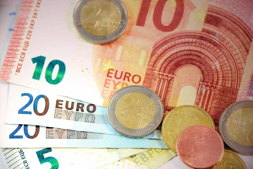Euro Rises Above $1.17 as Markets Eye US-Iran Talks and ECB Meeting
