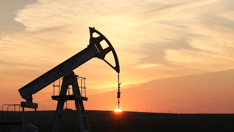 Oil Prices Decline as Market Weighs U.S. Blockade of Iranian Shipping and Peace Talks