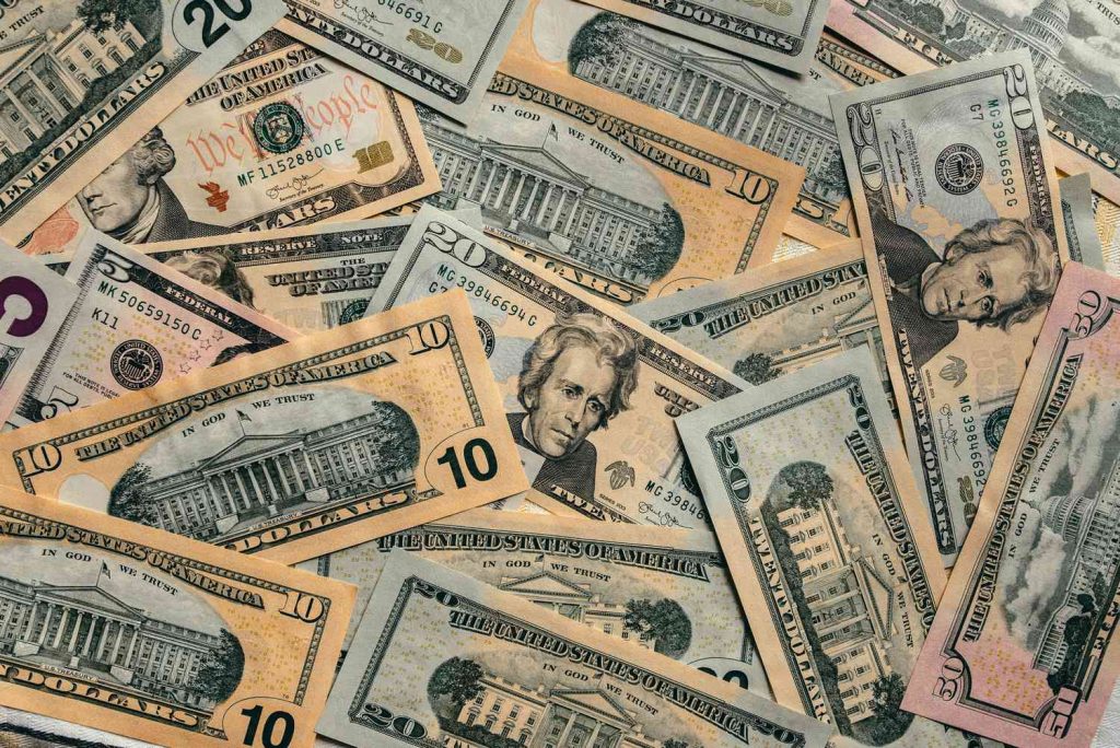 Dollar Index Steadies Above 98 as Markets Watch Yen and US Data