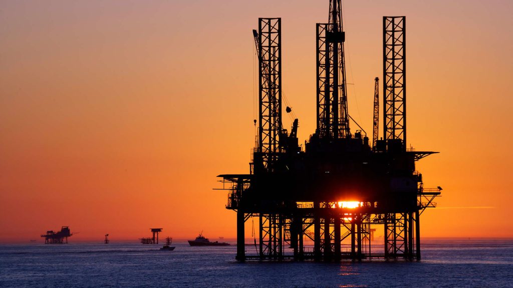 Oil Prices Drop Over 4% as U.S.–Iran Interim Agreement Targets Hormuz Reopening