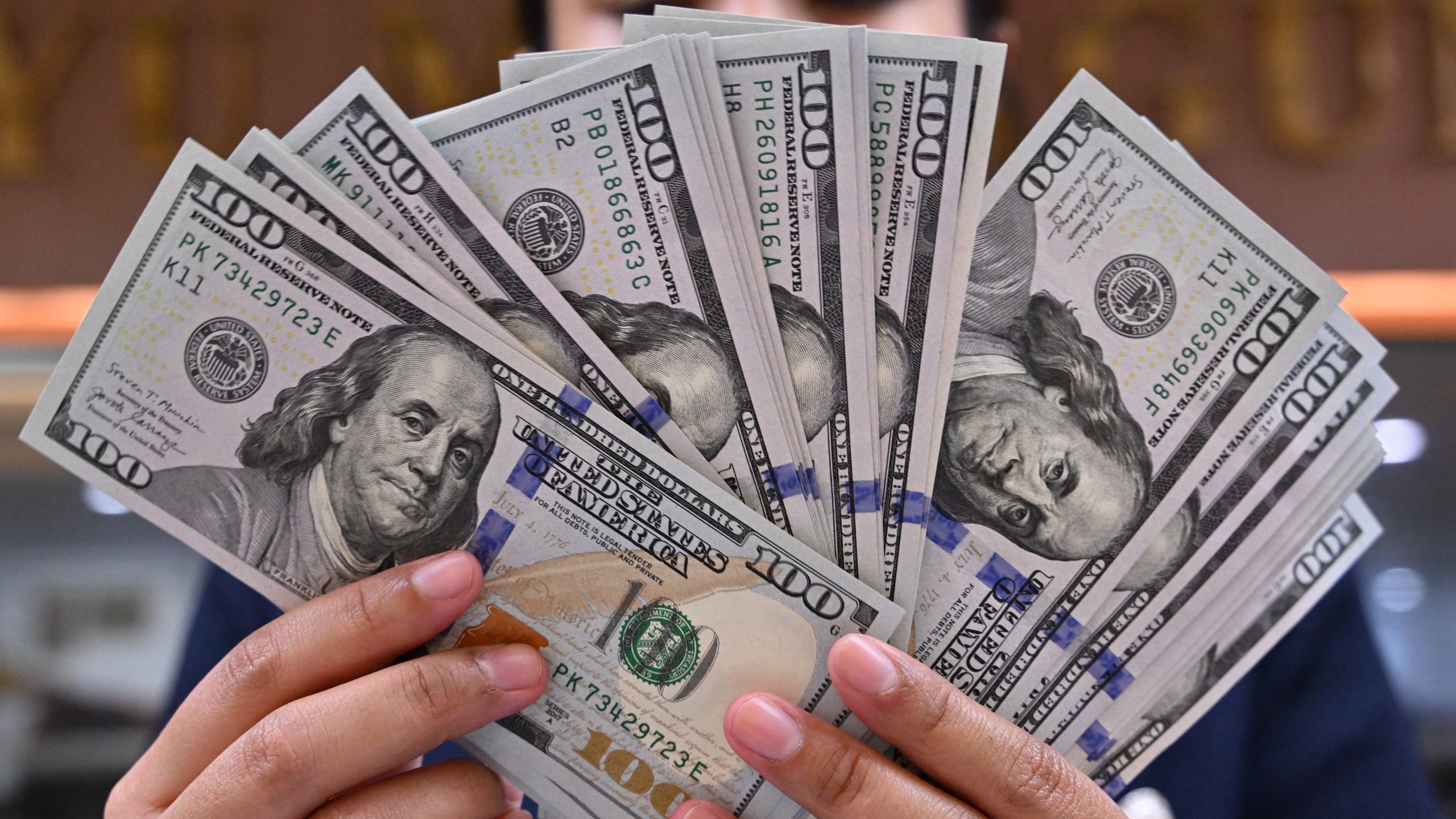 Dollar Index Holds Near One-Year Highs on Hawkish Fed Outlook