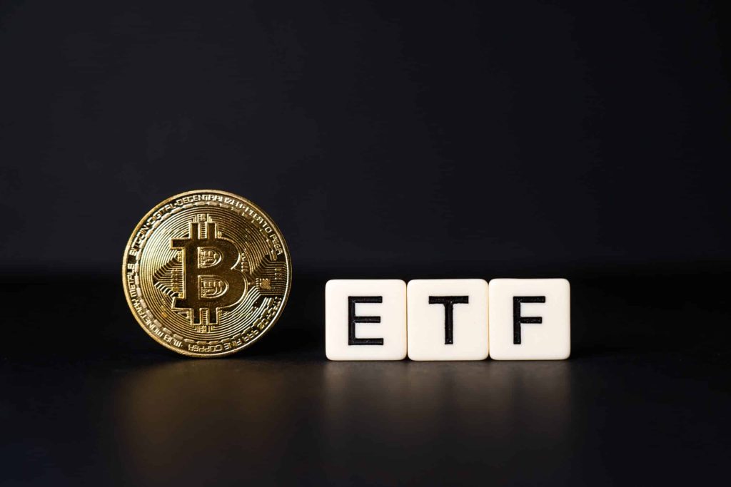 Spot Bitcoin ETFs Log Sixth Straight Week of Outflows as Attention Turns to AI
