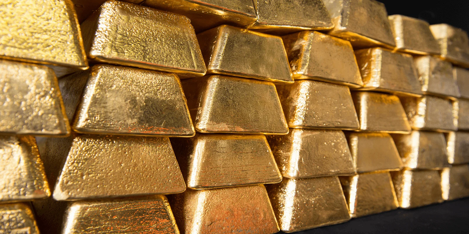 Gold Slides as Middle East Tensions Lift Dollar, Rate Expectations